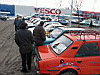 Tesco parkol.
