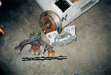 A szeleprugk, a szelepek, a lendkerk, a vezrmtengely, a szv- s kipuffogcsonk.